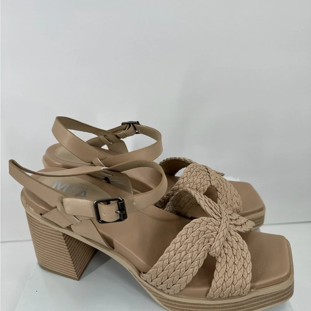 MIA Geraldine Sandals Size 9.5M NEW with tag